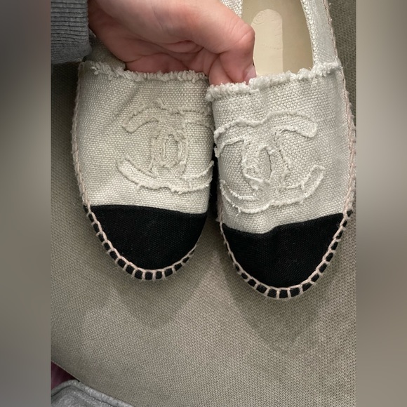 Excellent Condition Chanel White & Black Size 5 Espadrilles. 💕 - Picture 4 of 13